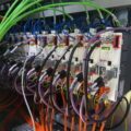 Maschine Montage mit grünen Kabeln, einheitliche Geräte mit gleichen angesteckten Kabeln