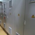 verschlossene Türen mit Strom-Warnzeichen in einer Reihe