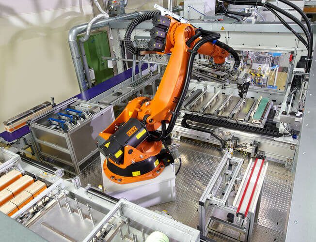Klebe- und Reinigungsanlage für Siliziumblöcke mit orangenem Roboterarm