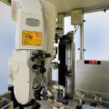 Optische Prüfanlage von Nahem, weißer Roboterarm