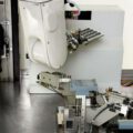 Optische Prüfanlage von Nahem, weißer Roboterarm