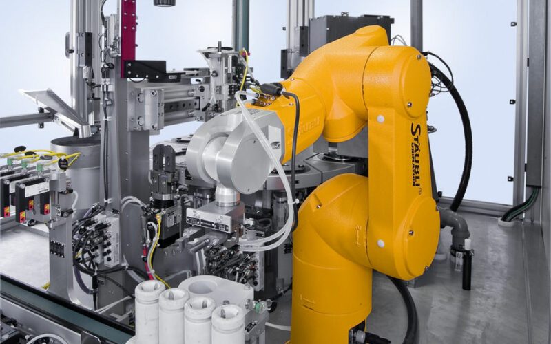 Einpressanlage Stabfilter, gelber Roboterarm mit Stäubli Logo, Maschine von innen