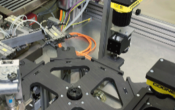 Rundtisch zur Laserbeschriftung mit verschiedenfarbigen Kabeln und schwarz-gelben Vorrichtungen