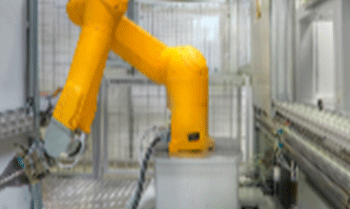 Lotmittelauftrag mittels Roboter - Bepasten, orangener Roboterarm in einer Anlage