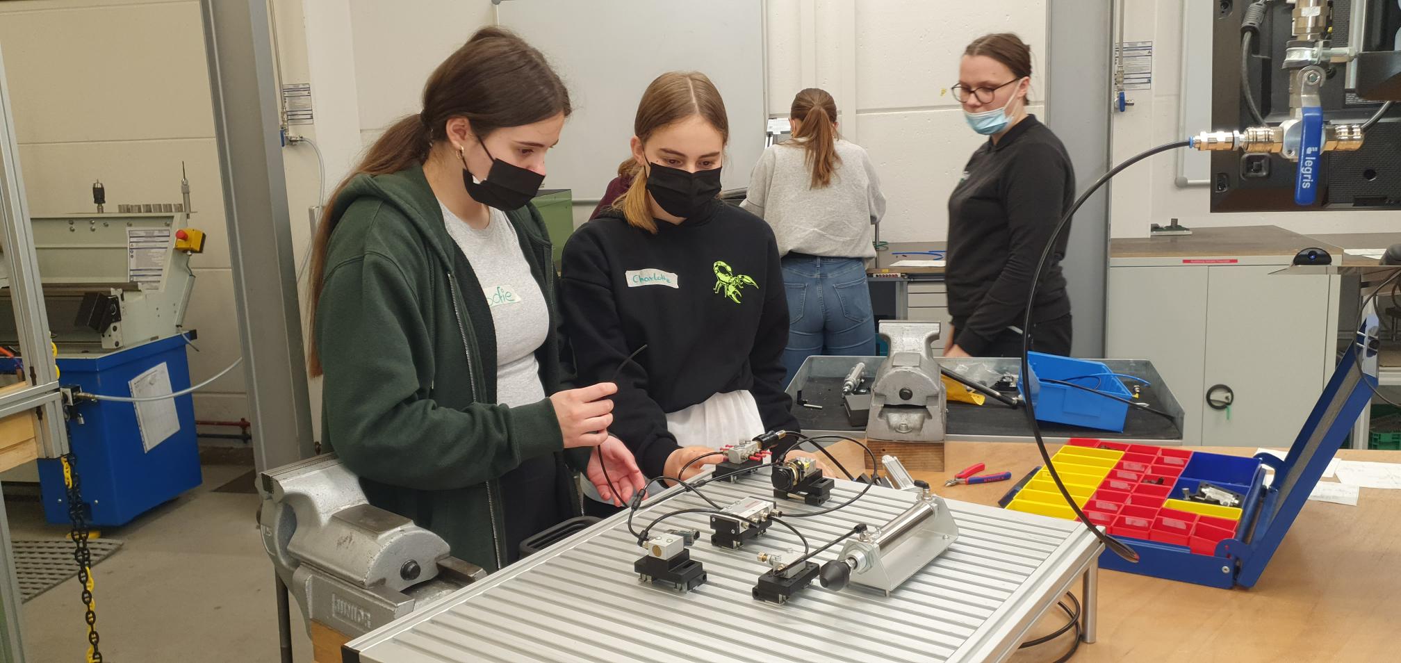 Girls Day 2022, vier Mädchen arbeiten mit der Technik bei Gluth