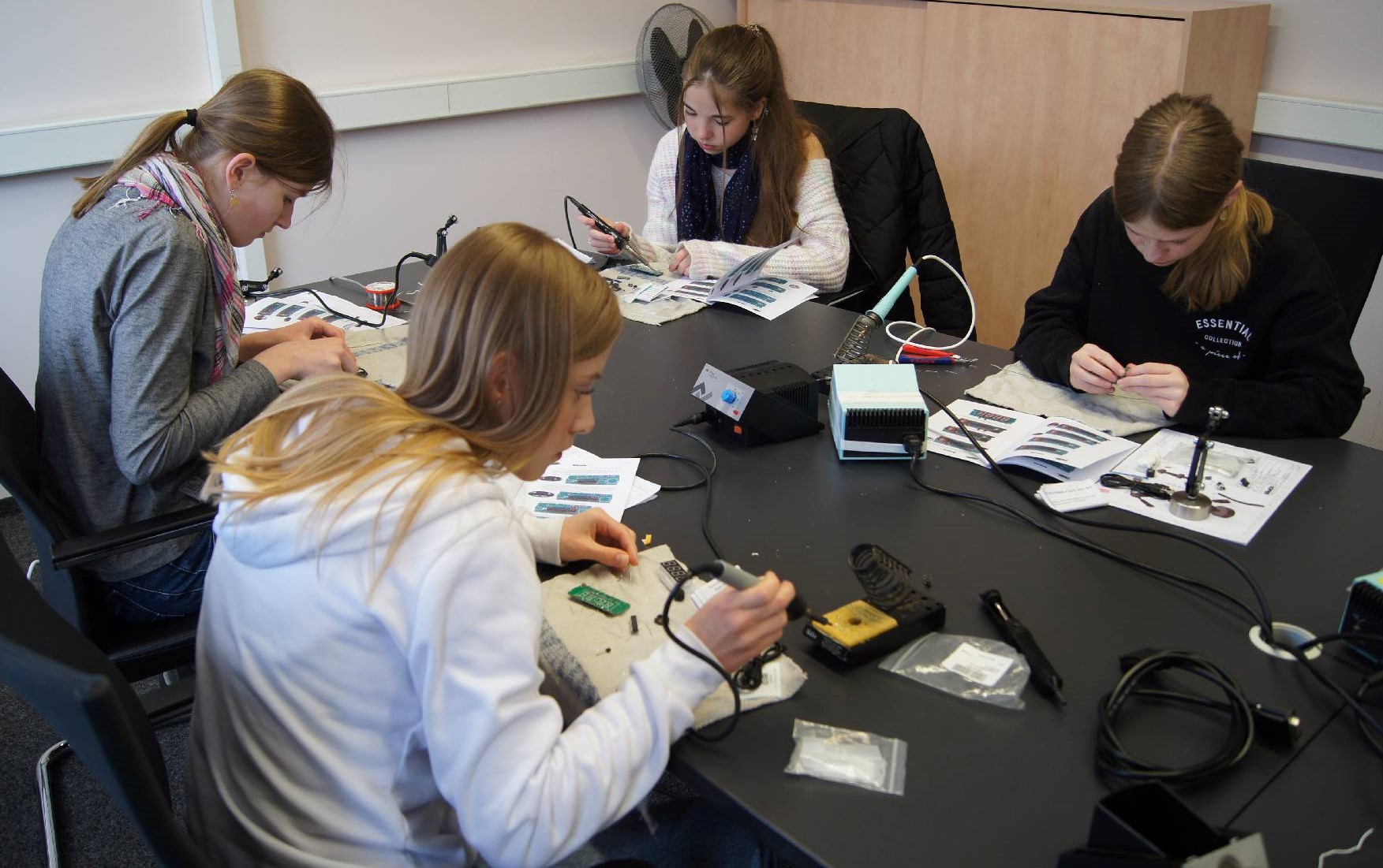 Girls Day 2023, vier Mädchen sitzen an einem Tisch und bauen etwas nach Anleitung