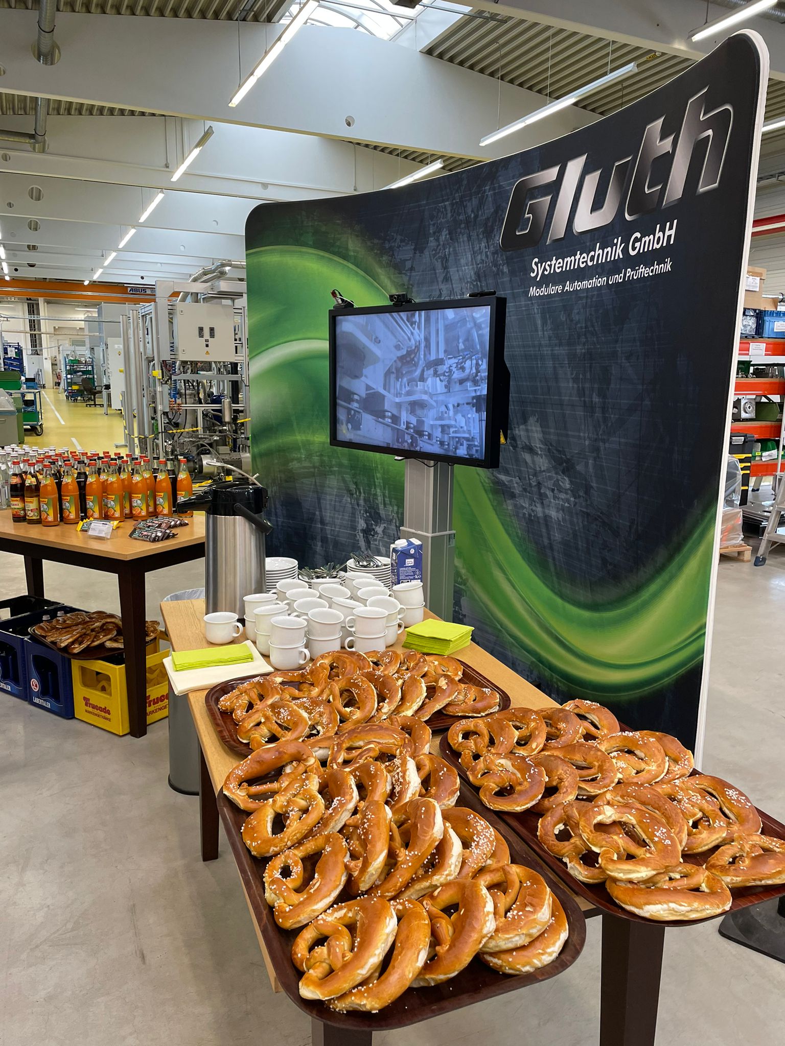 Azubi-Schnuppertag 2022, Messestand der Firma Gluth, viele Softdrinks, Kaffee und Brezen