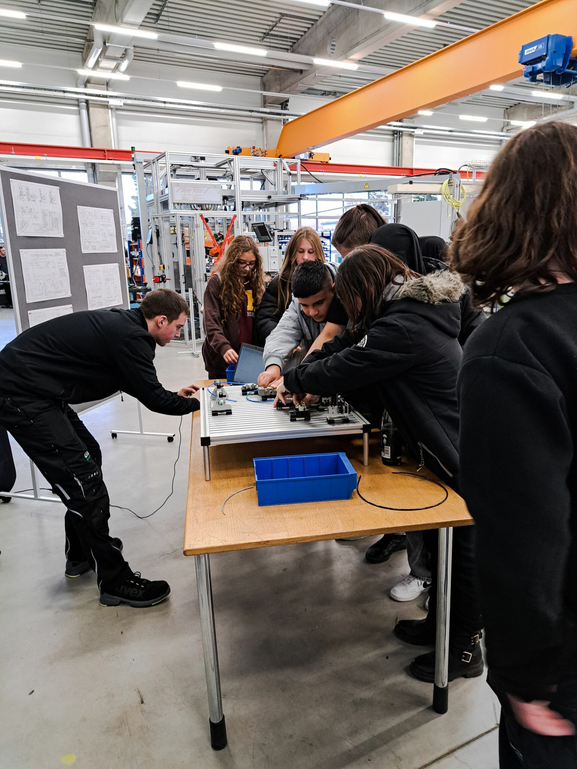 Mittelschule St. Stephan zu Besuch bei Gluth, interessierte Jugendliche sehen sich die Technik an