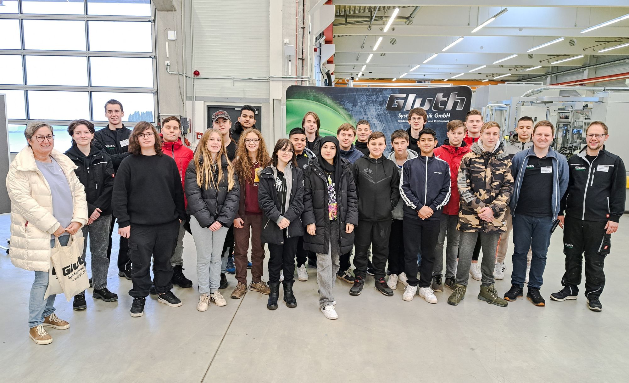 Mittelschule St. Stephan zu Besuch bei Gluth, die Klasse posiert zusammen mit den Mitarbeitern der Firma Gluth